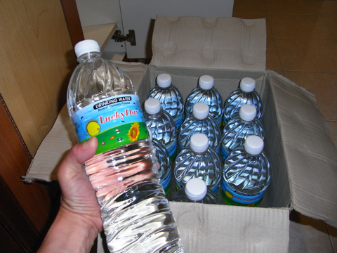 断水の対処用に渡された水の写真
